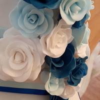 Hearts and roses wedding cake 