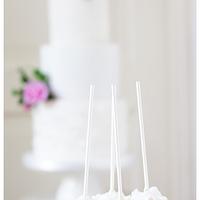 Romantic weddingcake with ruffled cakepops