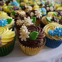 Peacock themed wedding cupcakeas