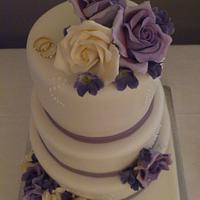 Weddingcake in purple and white