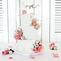 White! All pure white weddingcake with fresh pink roses