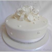 Loopy bow glamour wedding cake