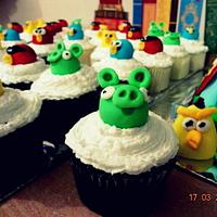 Angry Birds themed Cake and Cupcakes