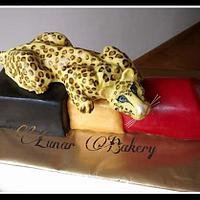 Cougar on a lipstick cake