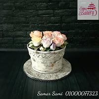Antique Pot Cake with sugar roses of different colors.