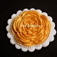 GOLD AND WHITE THEME CUPCAKES