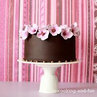 Mini Cake with sugar hydrangea and chocolate fondant