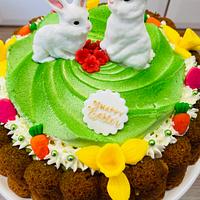 Easter cake met white chocolatmousse on top, airbrushed in green