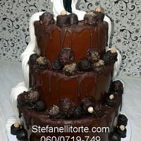 half white half chocolate wedding cake
