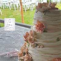 Ruffles and roses weddingcake