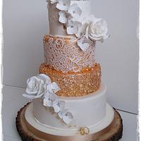 Wedding cake in white and gold