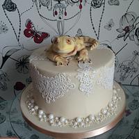 Bearded dragon on an elegant cake