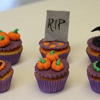 Halloween cake with matching cupcakes!