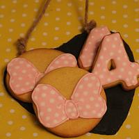 Minnie mouse cookies and cupcakes 