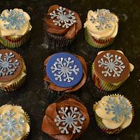 Snowflake cupcakes :) 