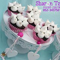 a milion kisses (meringue) cake with cupcakes and souvenirs