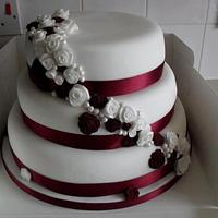 burgandy and white rose wedding cake