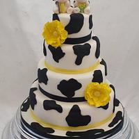 An un-moooo-sual wedding cake