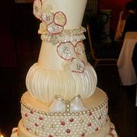 A GLAMOROUS WEDDING CAKE
