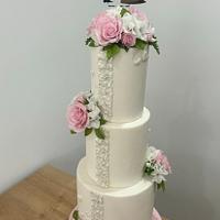 Romantic wedding cake