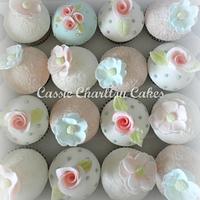 Vintage floral cupcakes