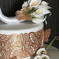 Calla lilies and buterfly wedding cake