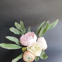 Composizione floreale con peonie ,rose e ranuncoli 