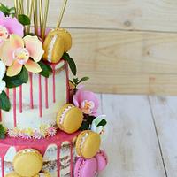 Drip cake con macarons y orquídeas 