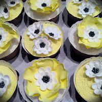 Yellow and white sugar flower cupcakes.