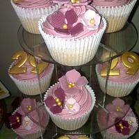 29th Birthday cupcakes hydrangea and gold