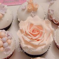 Vintage rose cupcakes