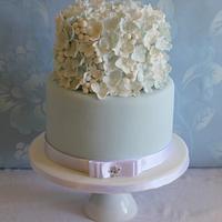 Hydrangea and snowberry cake
