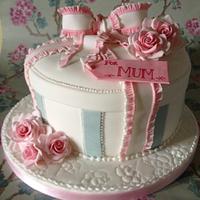 Hatbox and roses cake