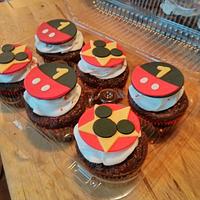 Mickey Mouse Smash Cake and Cupcakes