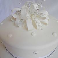 Loopy bow glamour wedding cake