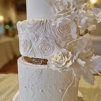 White and old gold for a wedding cake 
