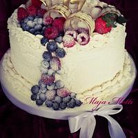 Cream cake with fruits