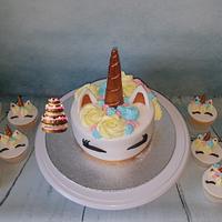 Unicorn cake and cupcakes