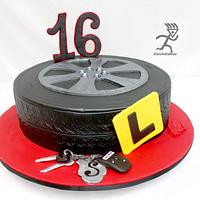 14" Tyre Cake with Edible Keyring & Keys