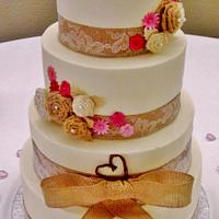 Rustic wedding cake w/ burlap