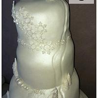 Pearl wedding ski mountain cake