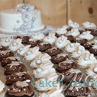 Vintage Brooch Wedding Cake & Cupcakes