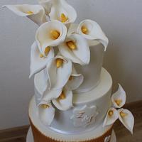 Gold wedding cake with Calla lilies