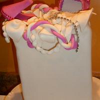 A SHOPPING BAG CAKE