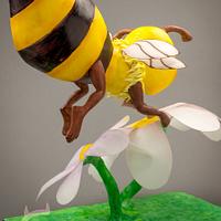 3D gravity diving cake honeybee