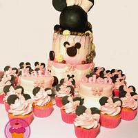 mini mouse drip cake and cupcakes