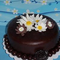Chocolate cake with daisies