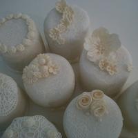 Pearl and Lace Mini Cakes