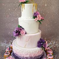 Purple gold weddingcake with sugarflowers