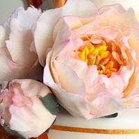 Gold cake with peony